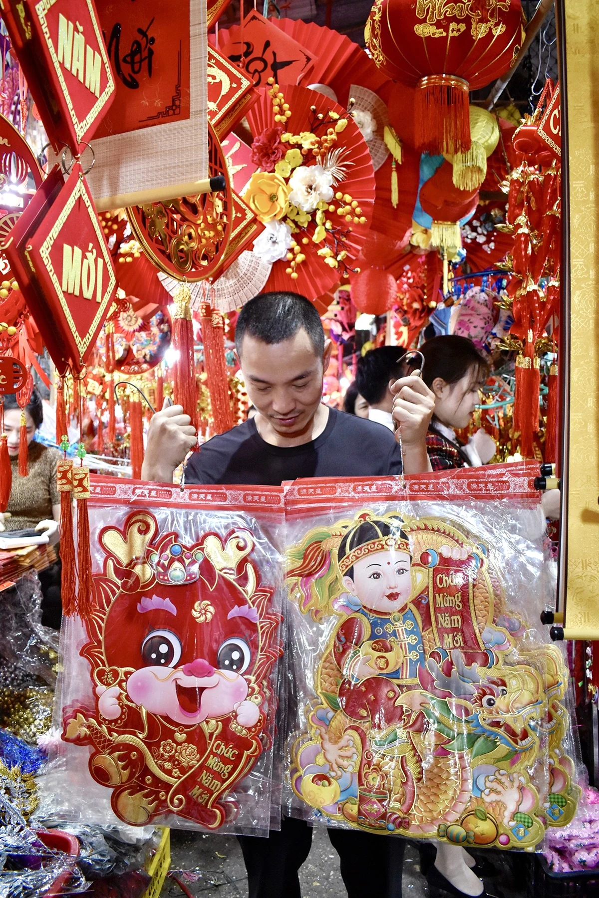 Rực rỡ sắc đỏ đồ trang trí Tết