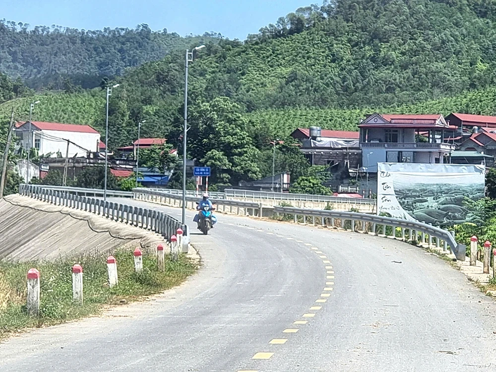 Gương sáng hiến đất làm cầu vượt lũ