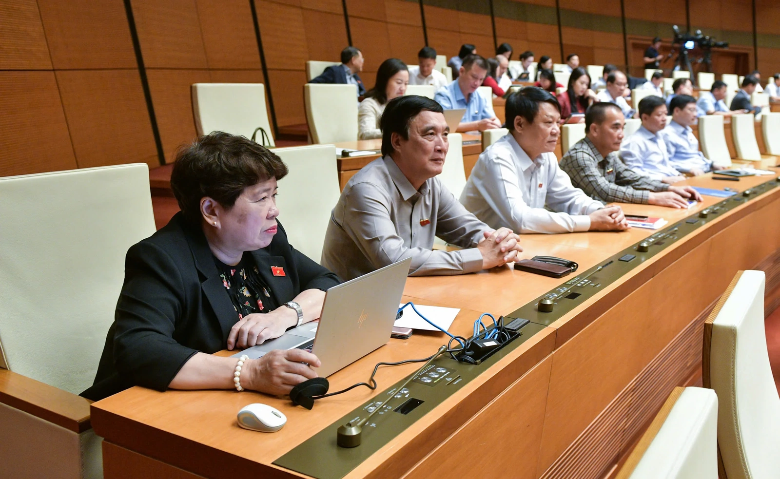 Quốc hội thảo luận tại hội trường về tình hình thực hiện ngân sách Nhà nước năm 2024