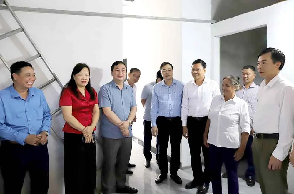 Khối thi đua Văn hóa - Xã hội trao tặng kinh phí xây dựng nhà cho hộ nghèo huyện Tân Sơn