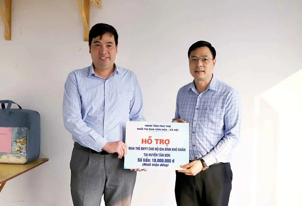 Khối thi đua Văn hóa - Xã hội trao tặng kinh phí xây dựng nhà cho hộ nghèo huyện Tân Sơn