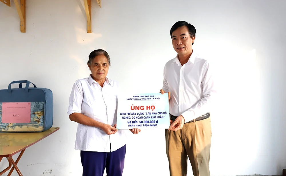 Khối thi đua Văn hóa - Xã hội trao tặng kinh phí xây dựng nhà cho hộ nghèo huyện Tân Sơn