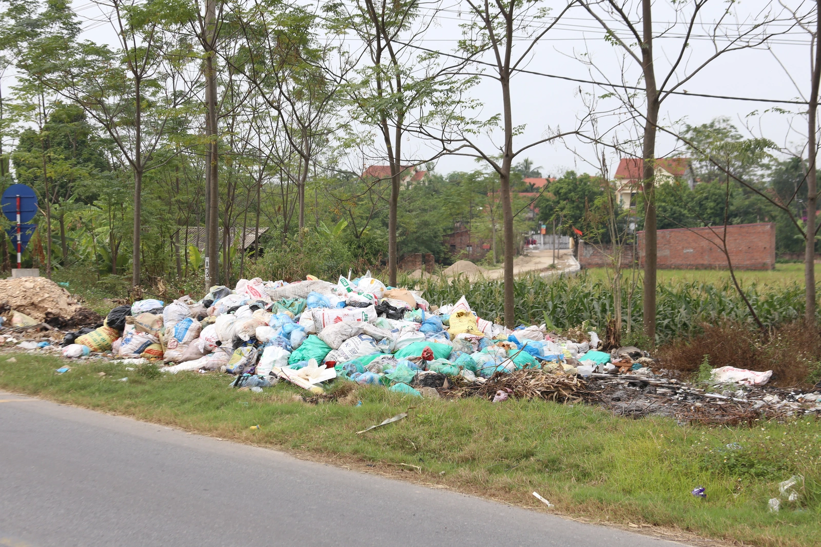 Bãi rác tự phát kéo dài trên Quốc lộ 32C