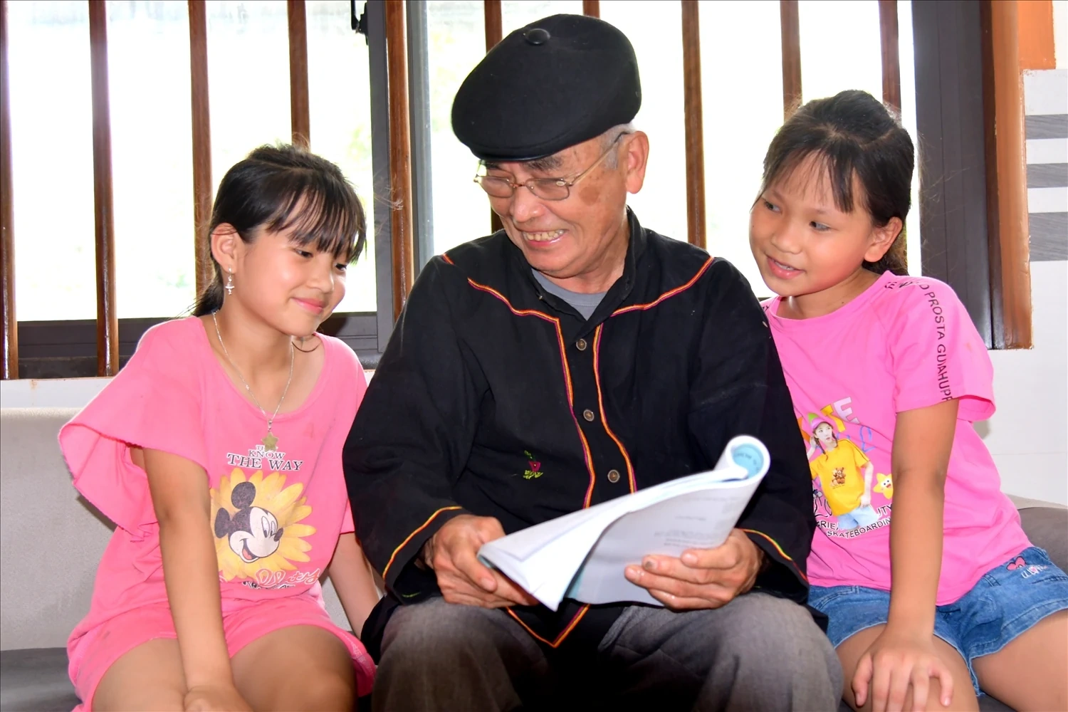 Hằng ngày, ông Bàn Công Hiến vẫn miệt mài truyền dạy văn hóa dân tộc Dao cho con cháu trong gia đình và ở thôn. Giữ mạch nguồn văn hóa Dao Tiền