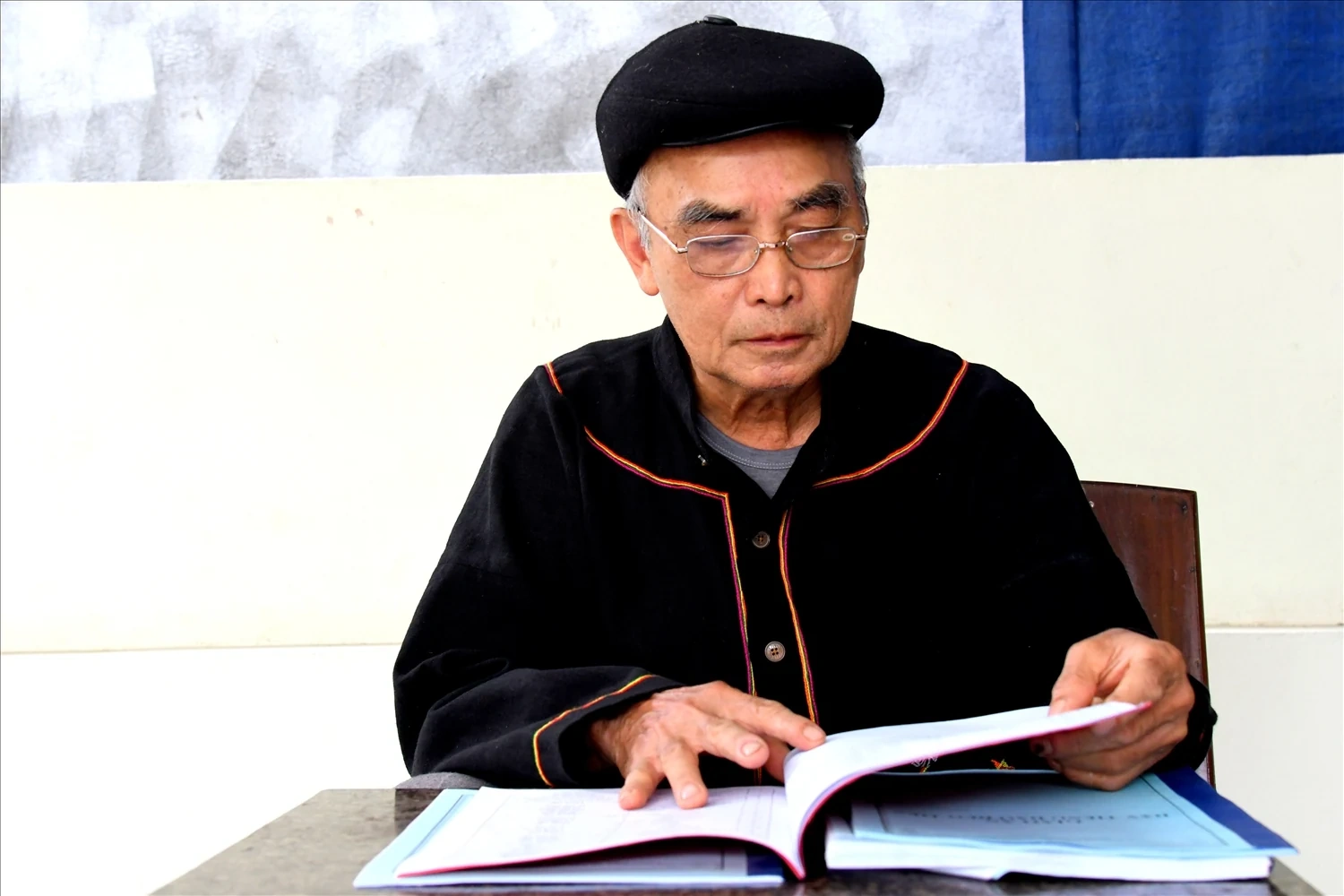 Ông Bàn Công Hiến bên những cuốn sách do ông sưu tầm, biên soạn. Giữ mạch nguồn văn hóa Dao Tiền