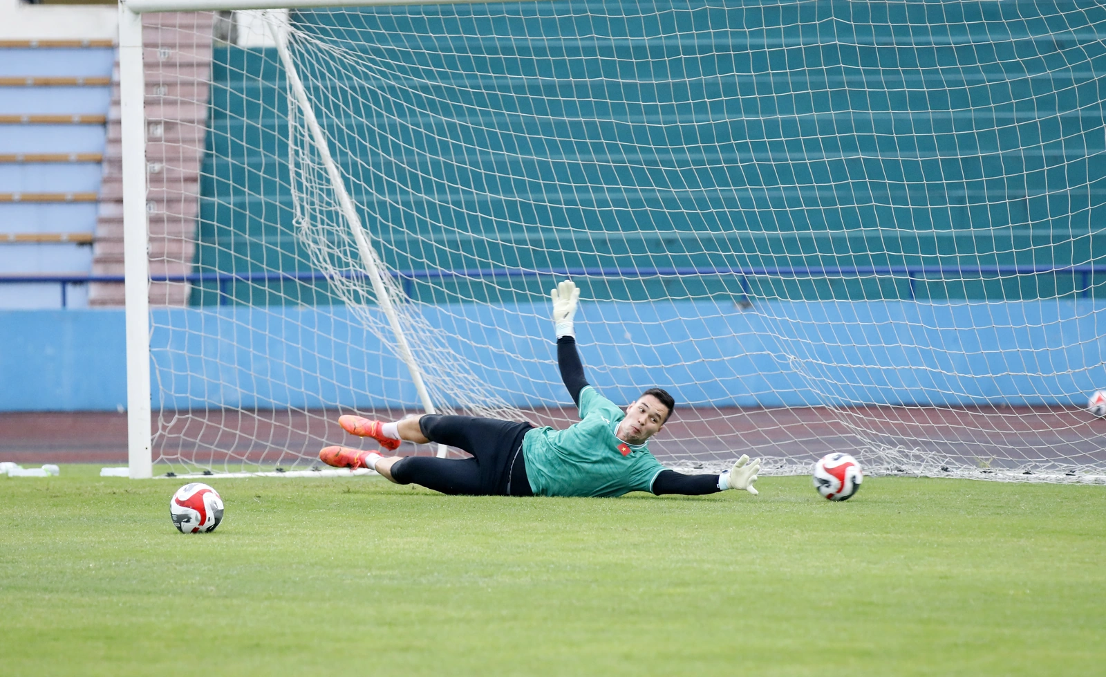 Đội tuyển Việt Nam trở lại luyện tập sau chiến thắng trước Lào