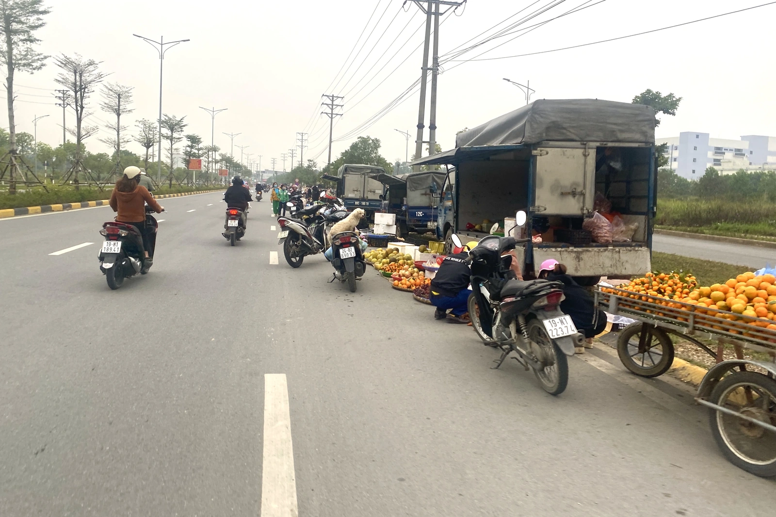 Hàng rong “dàn trận” bất chấp biển cấm tại Khu công nghiệp Phú Hà