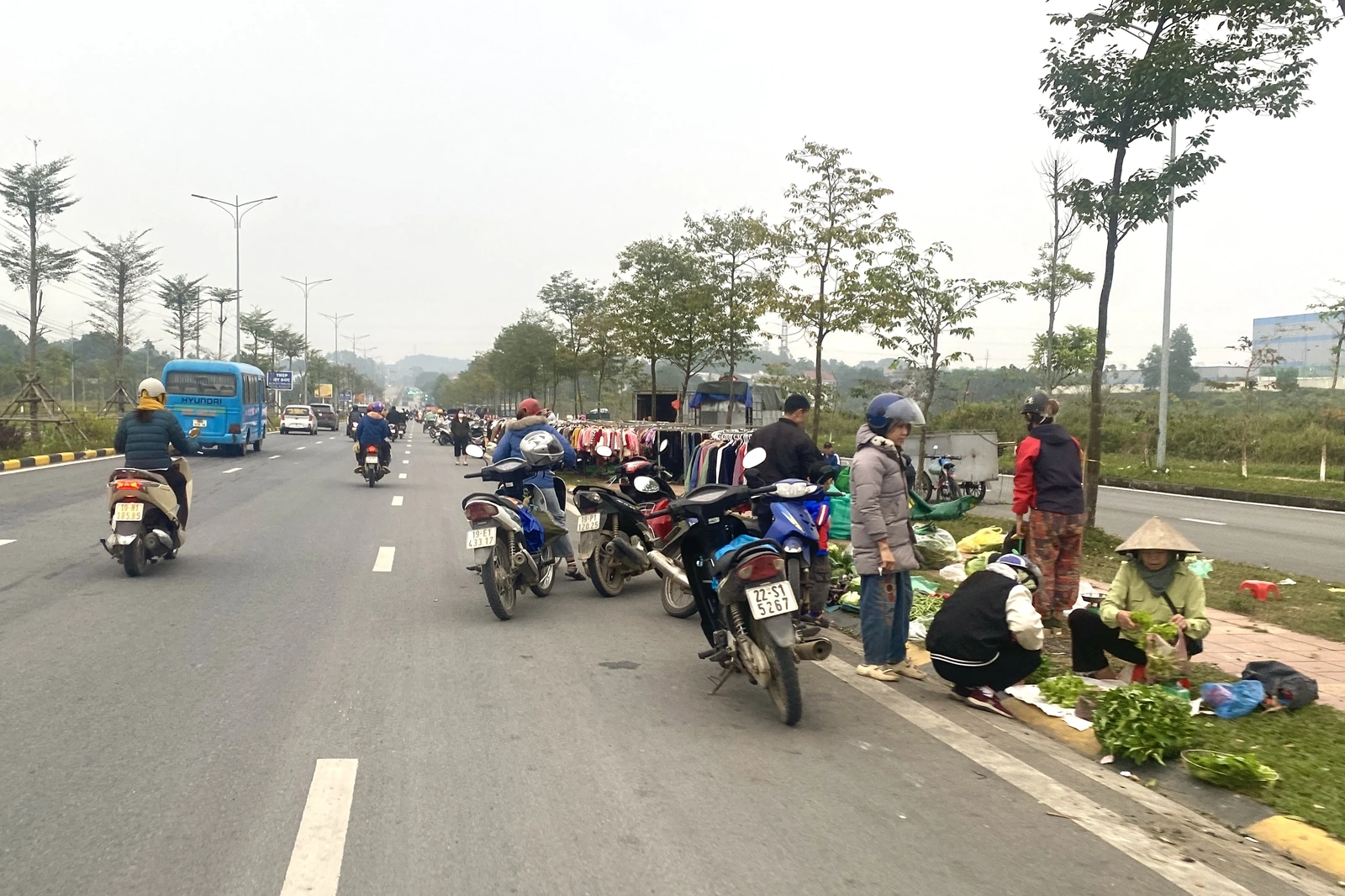 Hàng rong “dàn trận” bất chấp biển cấm tại Khu công nghiệp Phú Hà