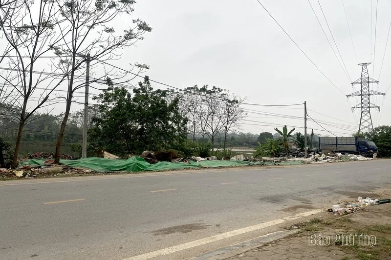 Bãi tập kết phế liệu tự phát ven Quốc lộ 32C