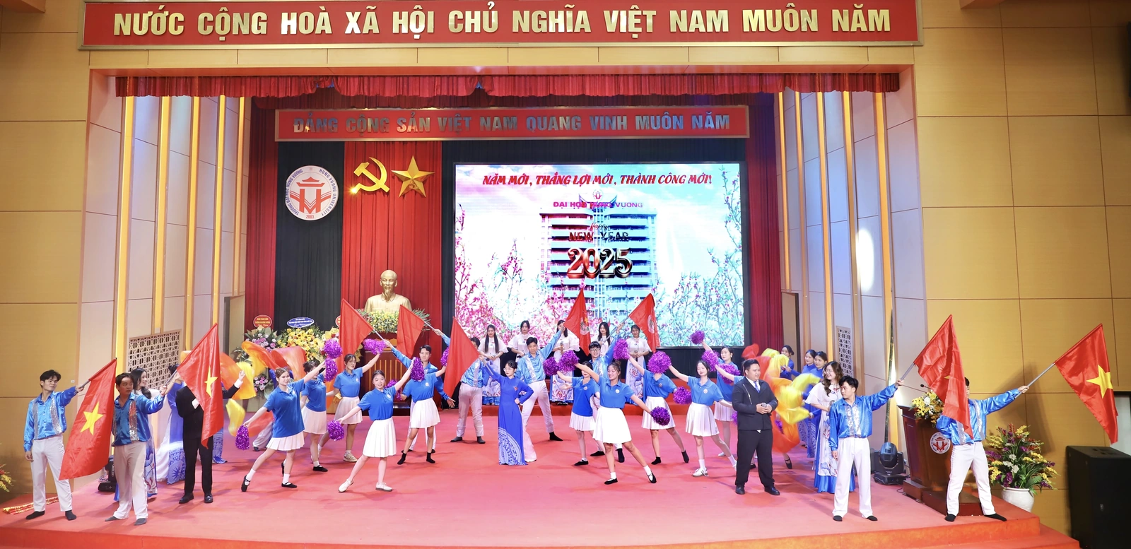 Trường Đại học Hùng Vương kỷ niệm 75 năm Ngày truyền thống học sinh, sinh viên Việt Nam