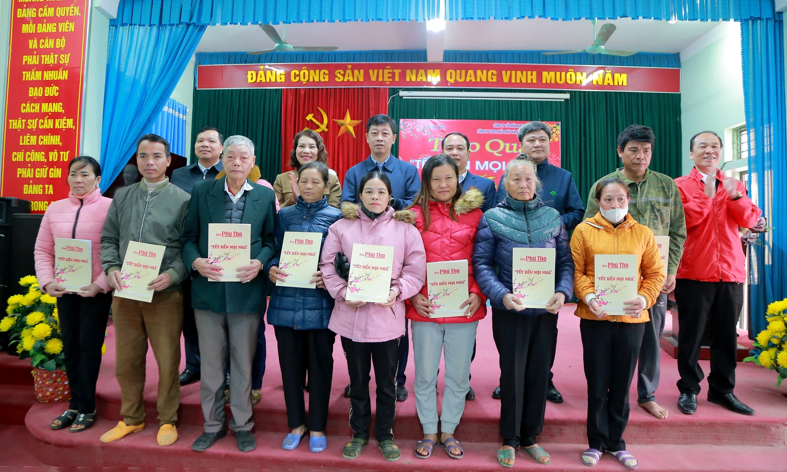 Trao quà “Tết đến mọi nhà” tại huyện Yên Lập