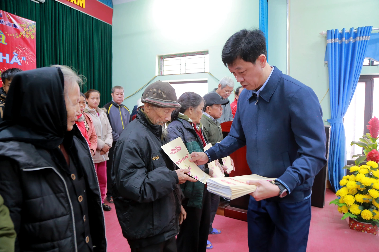 Trao quà “Tết đến mọi nhà” tại huyện Yên Lập