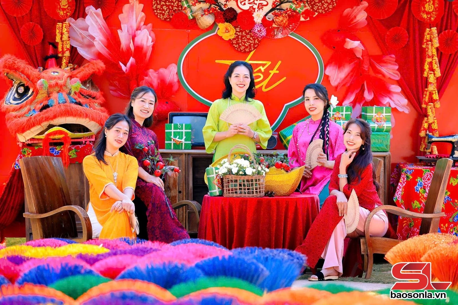 Rực rỡ sắc màu tại “Làng Tết xưa” ở Mộc Châu