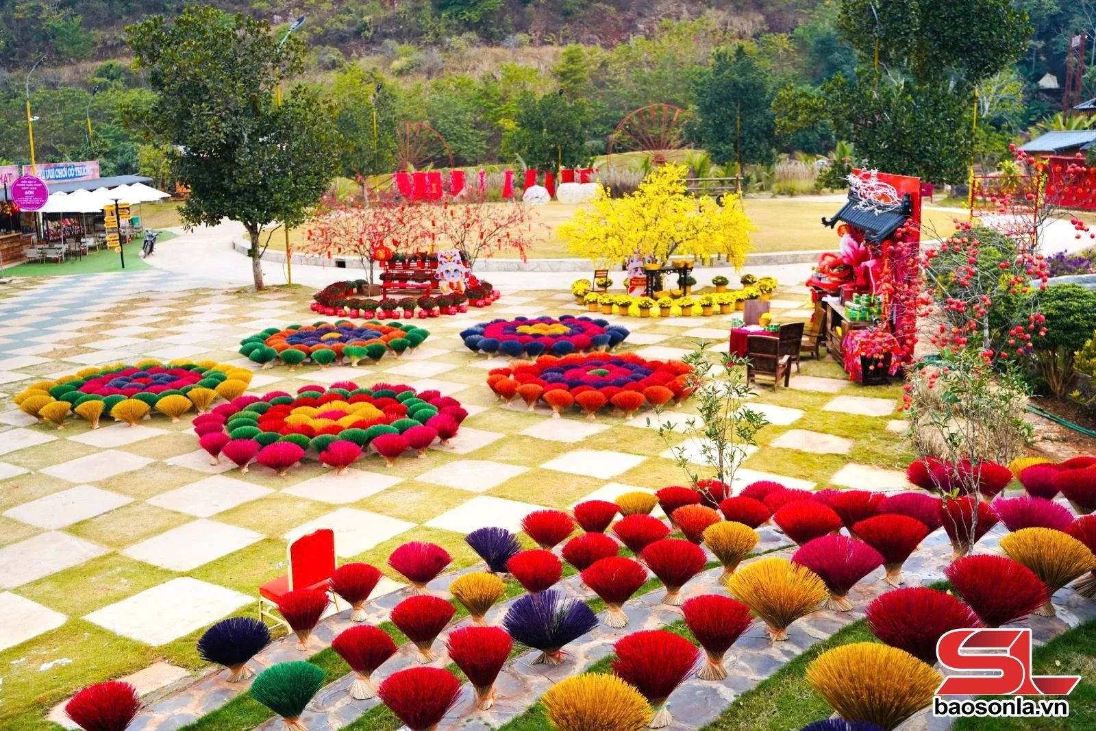 Rực rỡ sắc màu tại “Làng Tết xưa” ở Mộc Châu