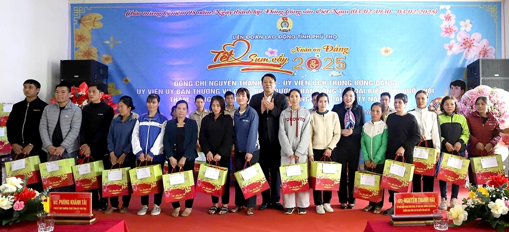 Trưởng Ban Công tác Đại biểu của Quốc hội thăm, tặng quà đoàn viên, công nhân lao động dịp Tết