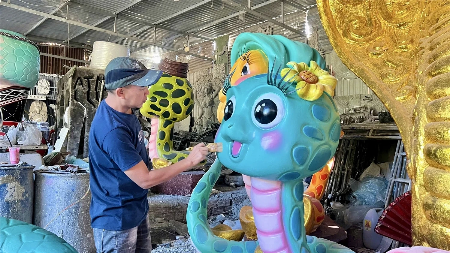 Các nghệ nhân tạo hình linh vật rắn bắt mắt, vui tươi, gần gũi Khoác áo thổ cẩm cho “bé Na” chào Tết nguyên đán Ất Tỵ