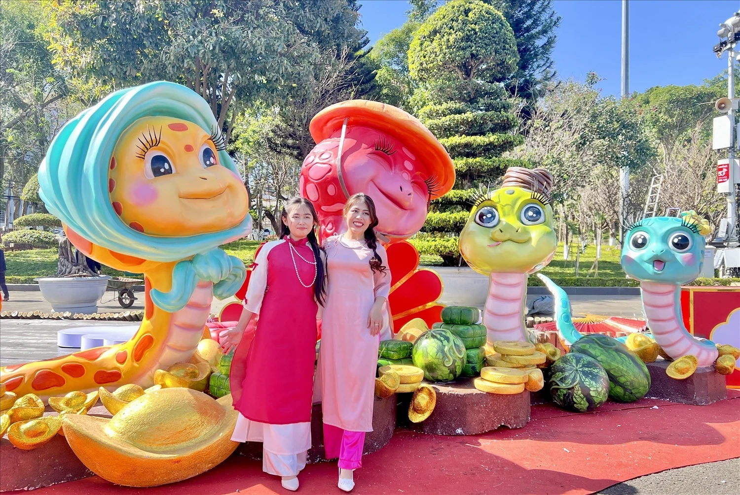 Du khách chụp hình cùng gia đình bé Na dễ thương Khoác áo thổ cẩm cho “bé Na” chào Tết nguyên đán Ất Tỵ