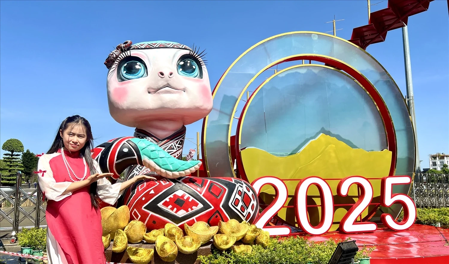 Người dân hào hứng chụp ảnh cùng bé Na mặc trang phục thổ cẩm tại Gia Lai Khoác áo thổ cẩm cho “bé Na” chào Tết nguyên đán Ất Tỵ