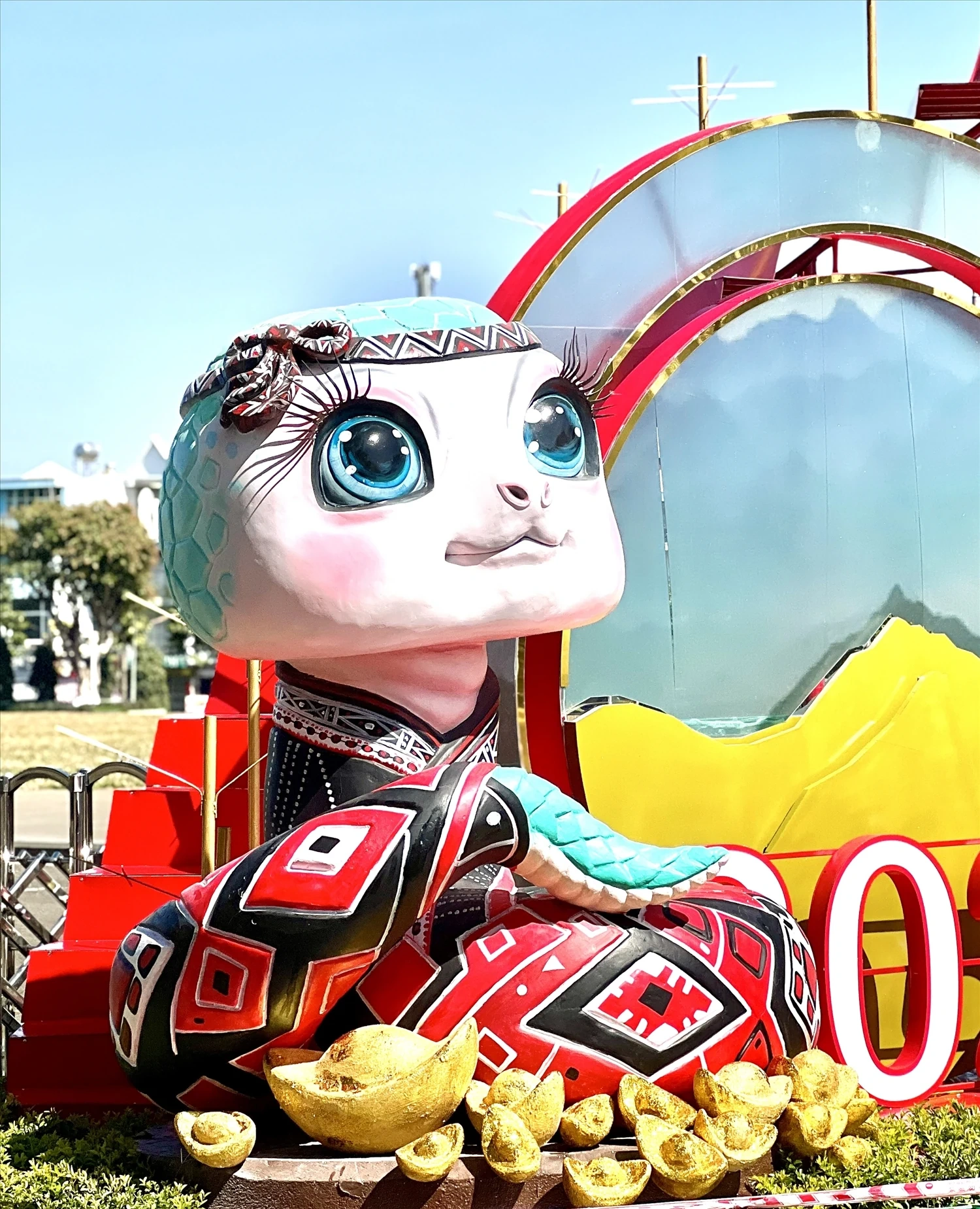 Linh vật rắn mặc trang phục thổ cẩm tạo điểm nhấn cho Đường hoa xuân năm 2025 tại Gia Lai Khoác áo thổ cẩm cho “bé Na” chào Tết nguyên đán Ất Tỵ