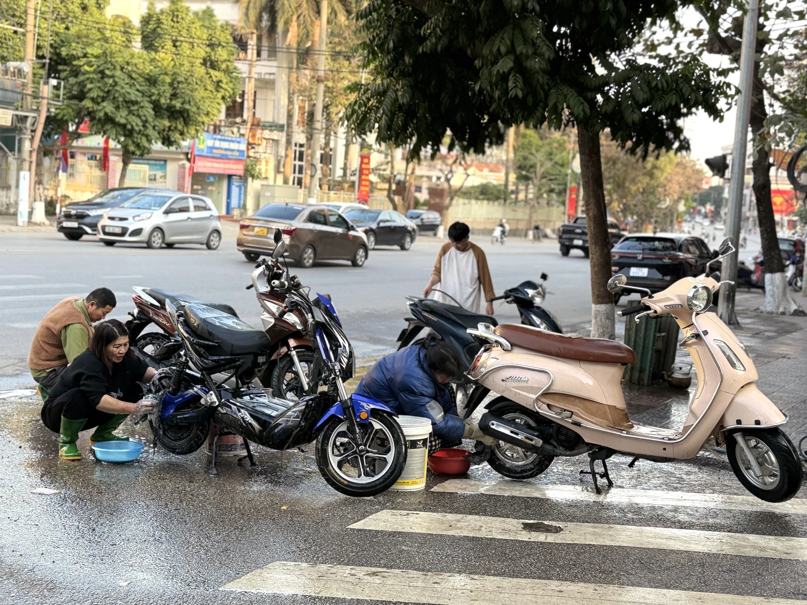 Car wash on the 29th of Tet: People wait 2 hours for their turn