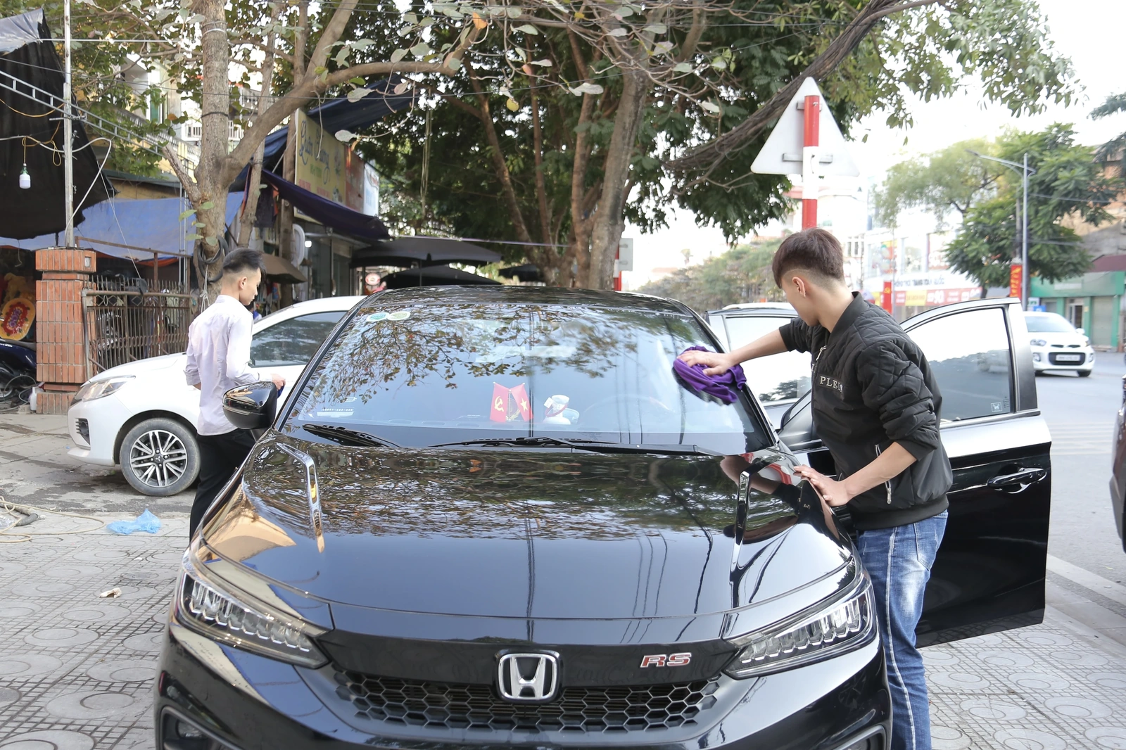 Car wash on the 29th of Tet: People wait 2 hours for their turn
