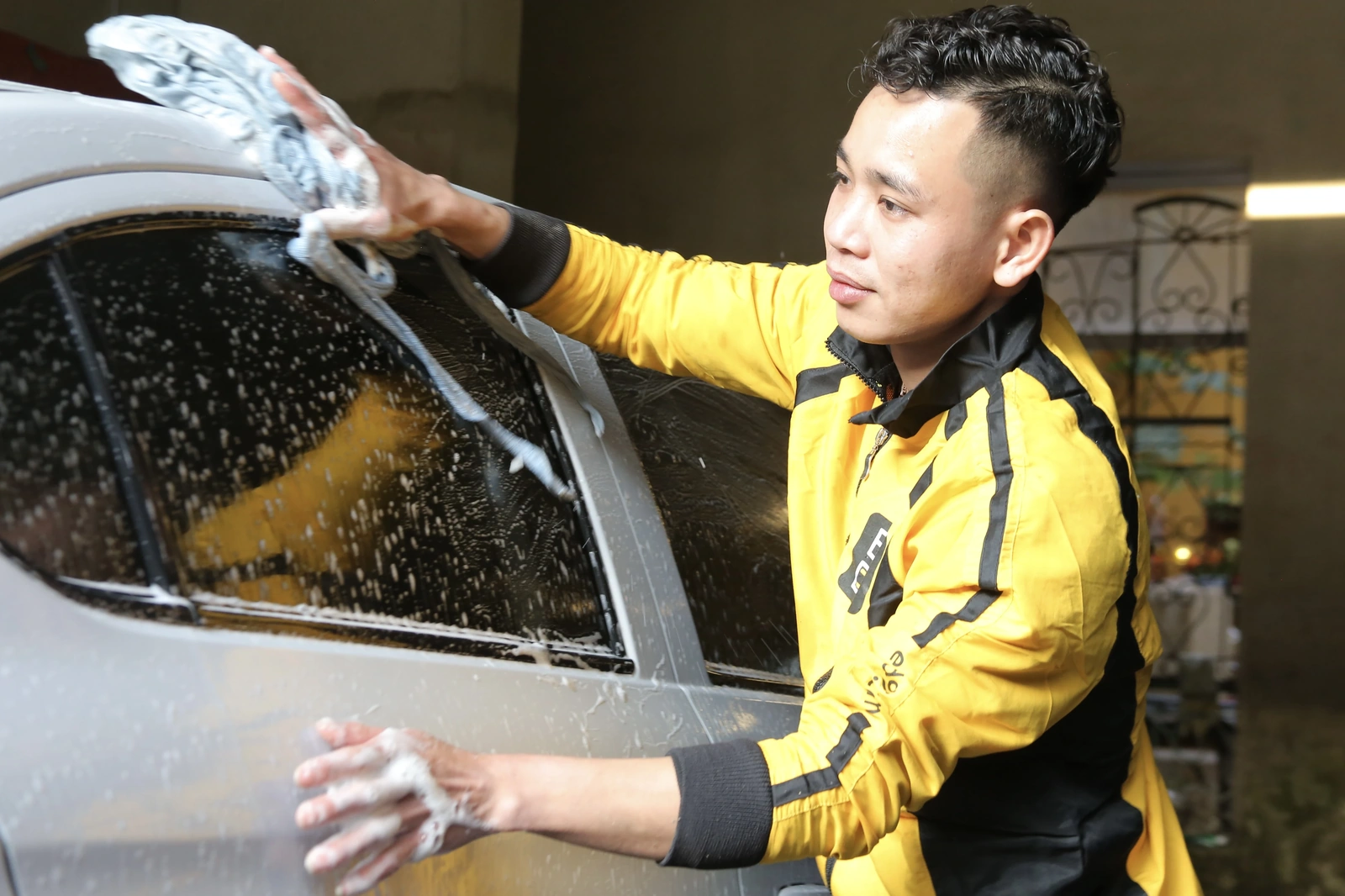 Car wash on the 29th of Tet: People wait 2 hours for their turn