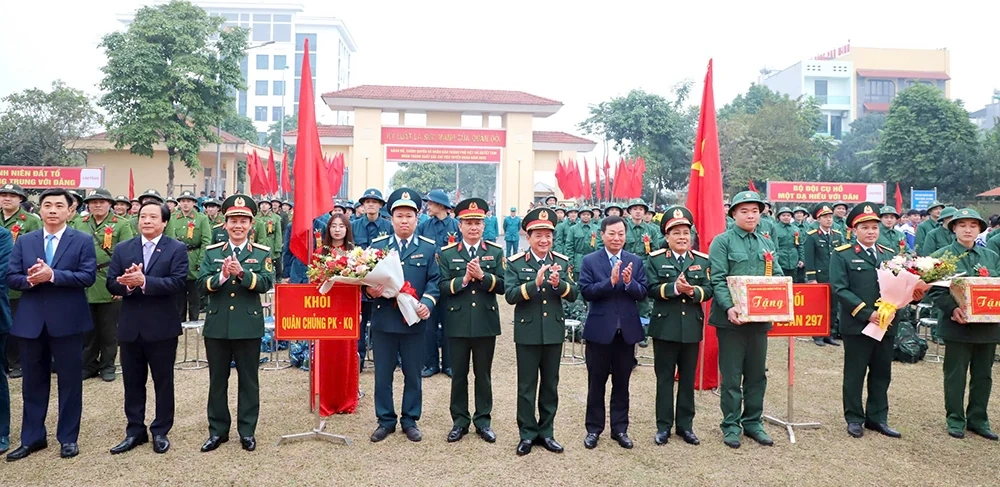 Thành phố Việt Trì tổ chức lễ giao, nhận quân năm 2025