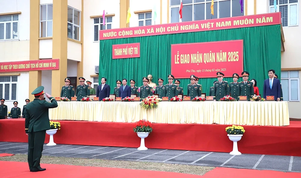Thành phố Việt Trì tổ chức lễ giao, nhận quân năm 2025