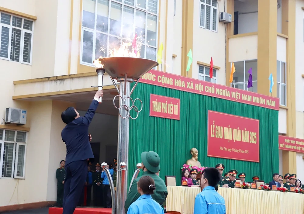 Thành phố Việt Trì tổ chức lễ giao, nhận quân năm 2025