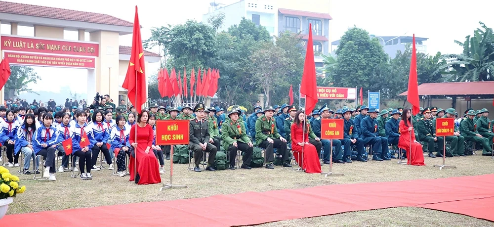 Thành phố Việt Trì tổ chức lễ giao, nhận quân năm 2025