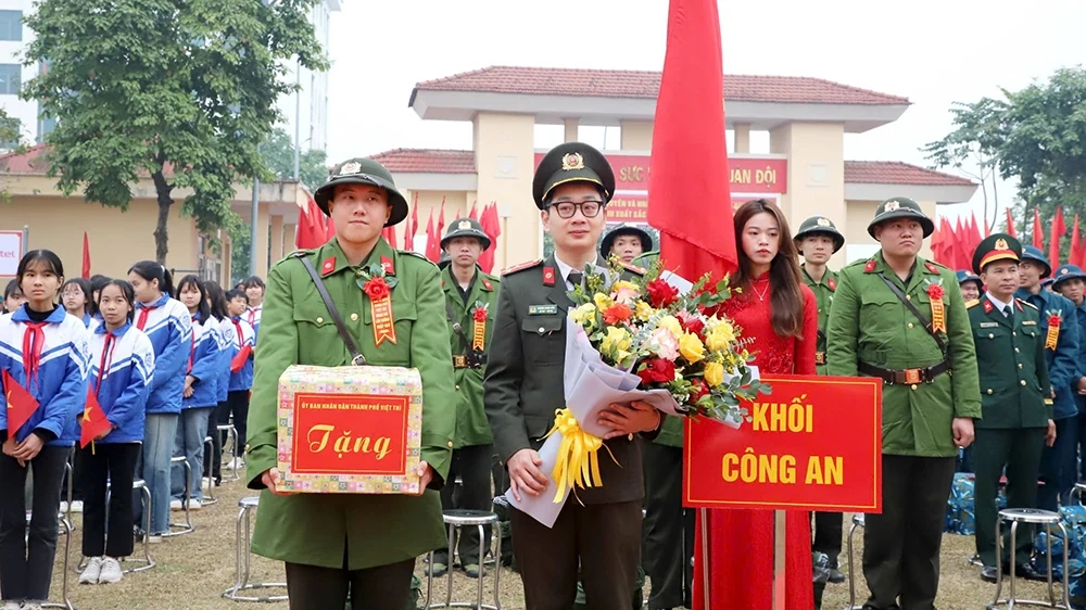 Thành phố Việt Trì tổ chức lễ giao, nhận quân năm 2025