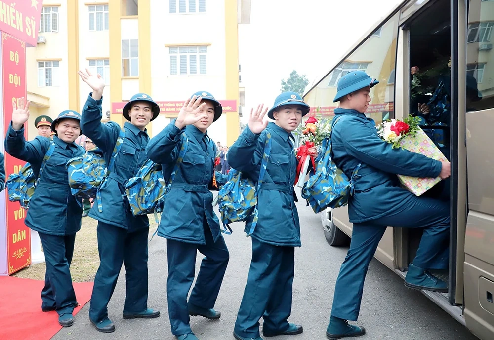 Thành phố Việt Trì tổ chức lễ giao, nhận quân năm 2025