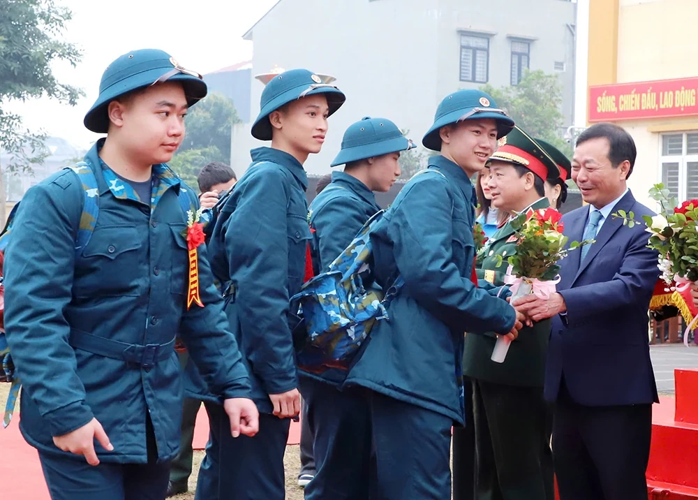 Thành phố Việt Trì tổ chức lễ giao, nhận quân năm 2025