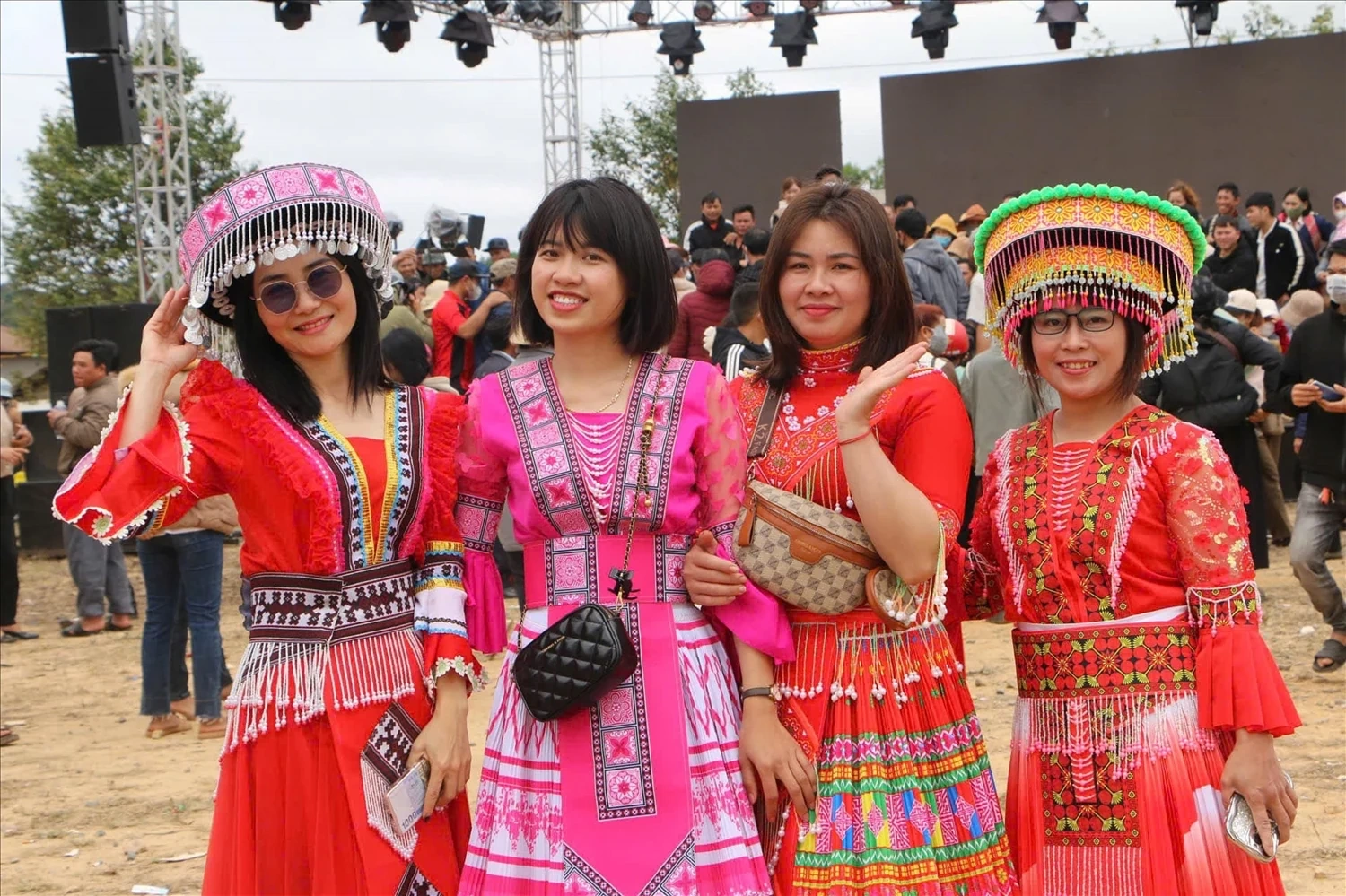 Những sắc áo rực rỡ của người Mông, người Dao cũng xúng xính trong hội chợ tình. Sắc màu Tây Bắc giữa miền Bazan