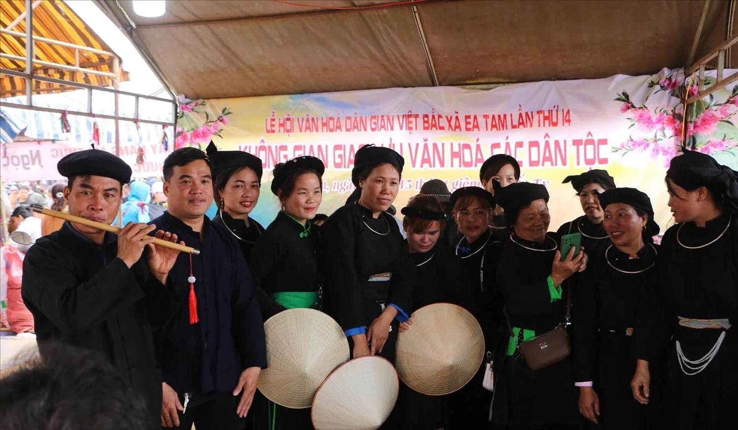 Màu áo nâu chàm của đồng bào Tây Bắc tại Chợ tình đất cao nguyên. Sắc màu Tây Bắc giữa miền Bazan