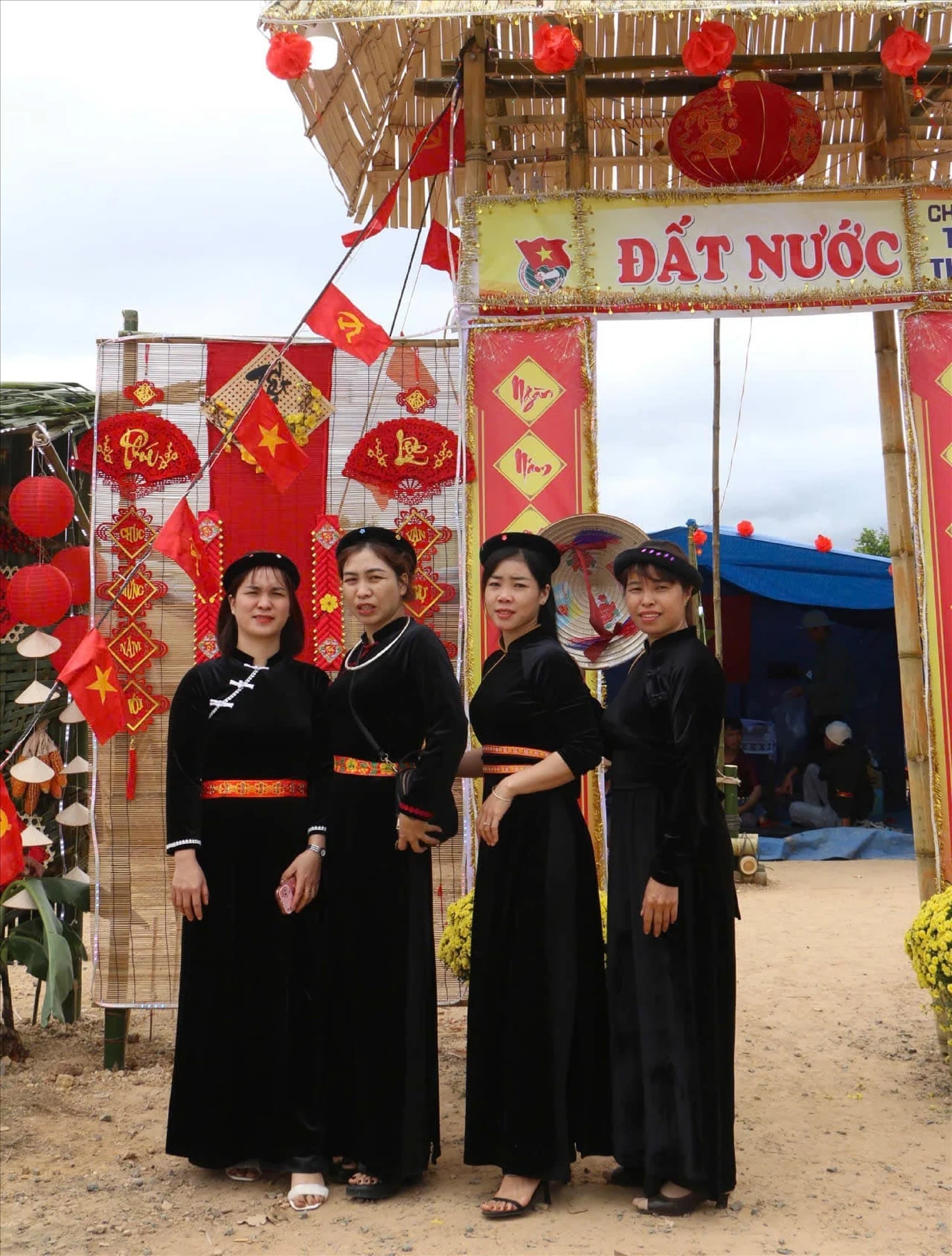 Thiếu nữ dân tộc Tày tại hội chợ Sắc màu Tây Bắc giữa miền Bazan