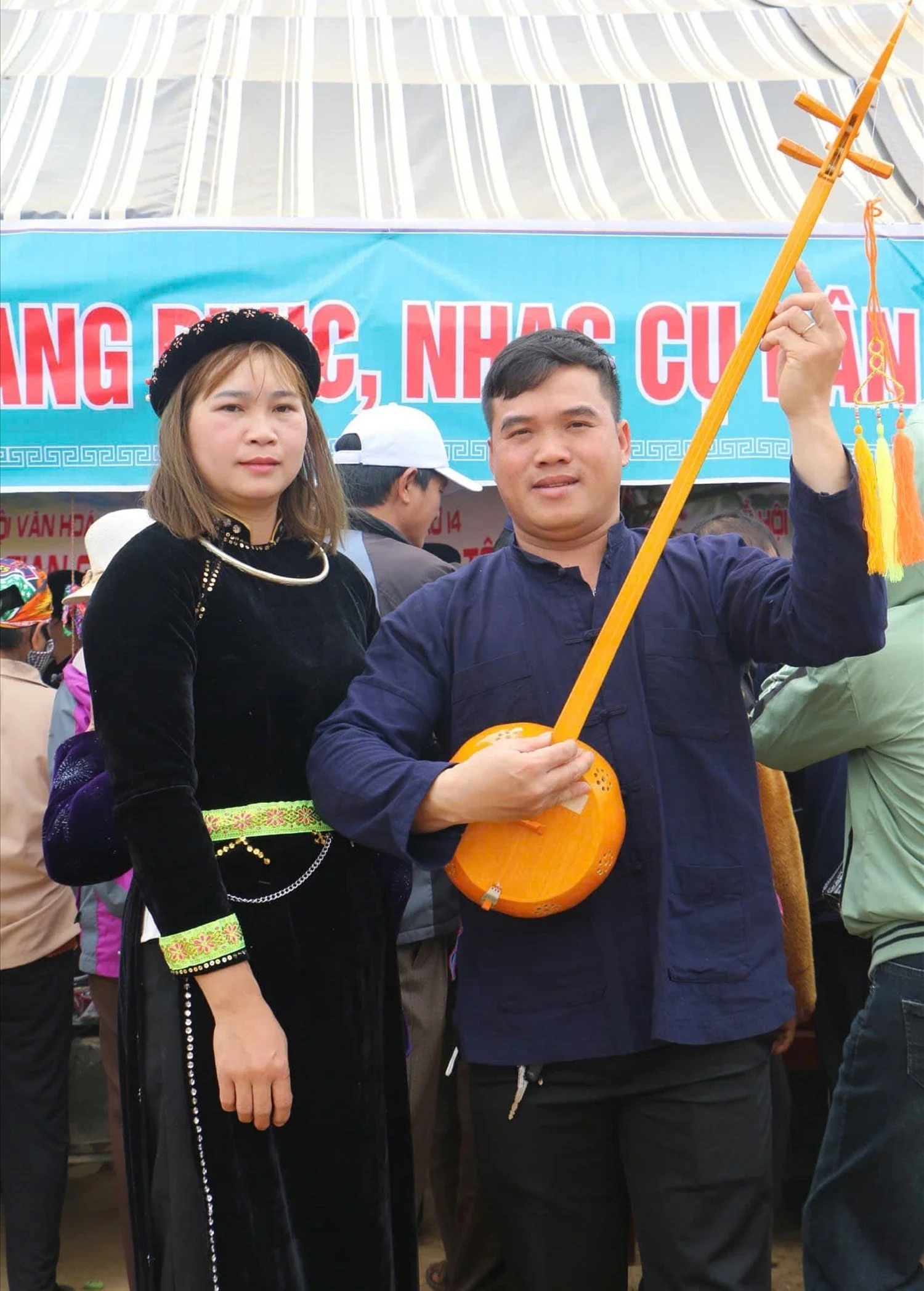 Những điệu then, đàn tính được thể hiện tại Chợ tình. Sắc màu Tây Bắc giữa miền Bazan