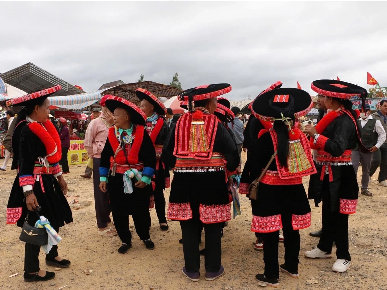 Đồng bào dân tộc Dao tại hội chợ Sắc màu Tây Bắc giữa miền Bazan