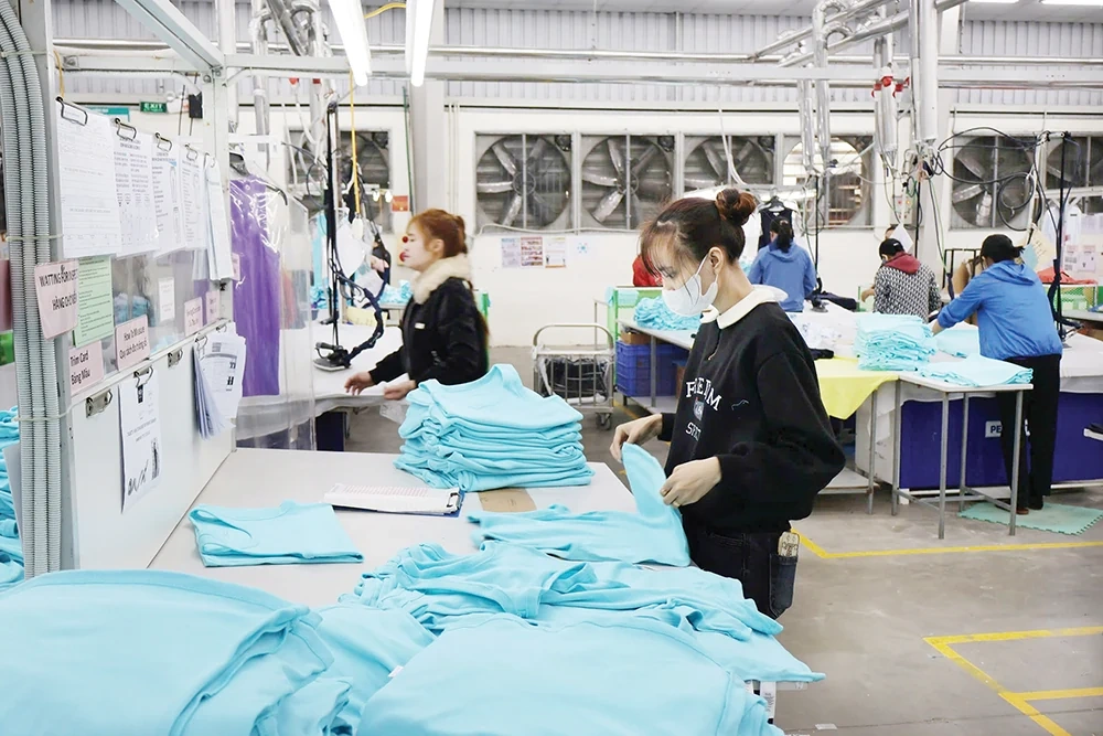 Đẩy mạnh phong trào thi đua trong nữ công nhân lao động