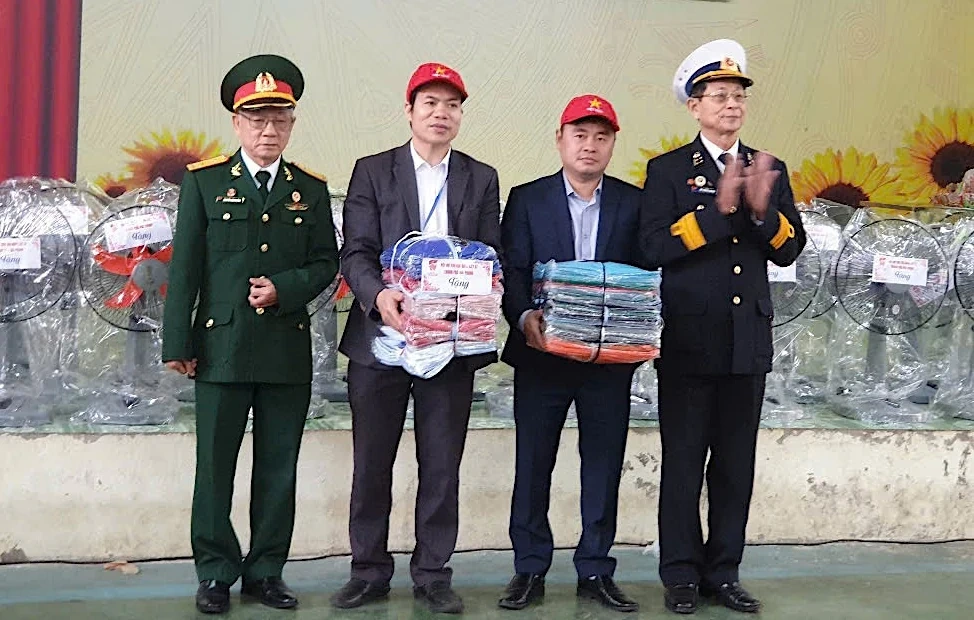 Giao lưu, tặng quà cho học sinh có hoàn cảnh khó khăn