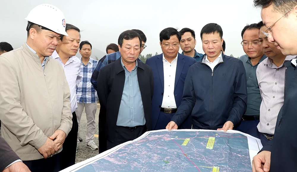 Chủ tịch UBND tỉnh Bùi Văn Quang kiểm tra tiến độ thi công một số công trình giao thông trọng điểm