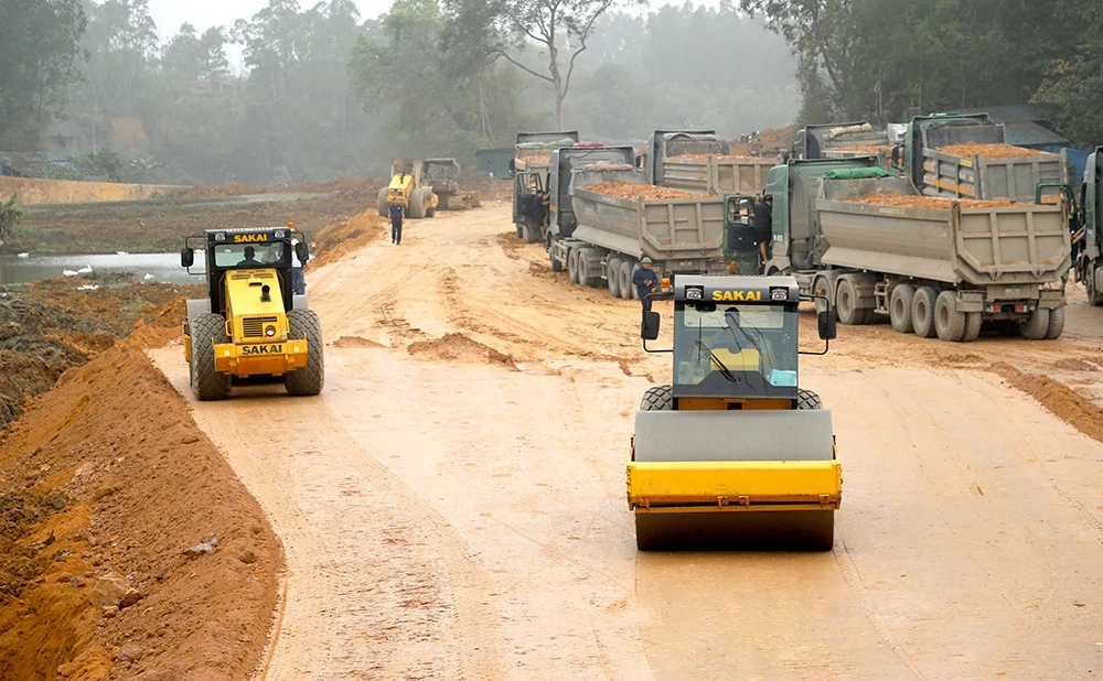Chủ tịch UBND tỉnh Bùi Văn Quang kiểm tra tiến độ thi công một số công trình giao thông trọng điểm