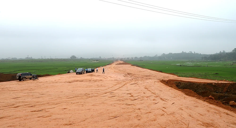 Chủ tịch UBND tỉnh Bùi Văn Quang kiểm tra tiến độ thi công một số công trình giao thông trọng điểm