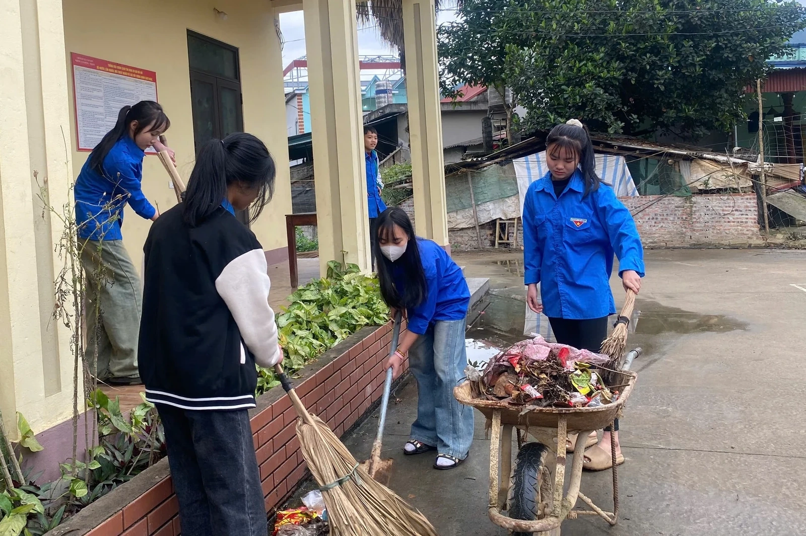 Ra quân Ngày cao điểm tình nguyện chung tay xây dựng nông thôn mới