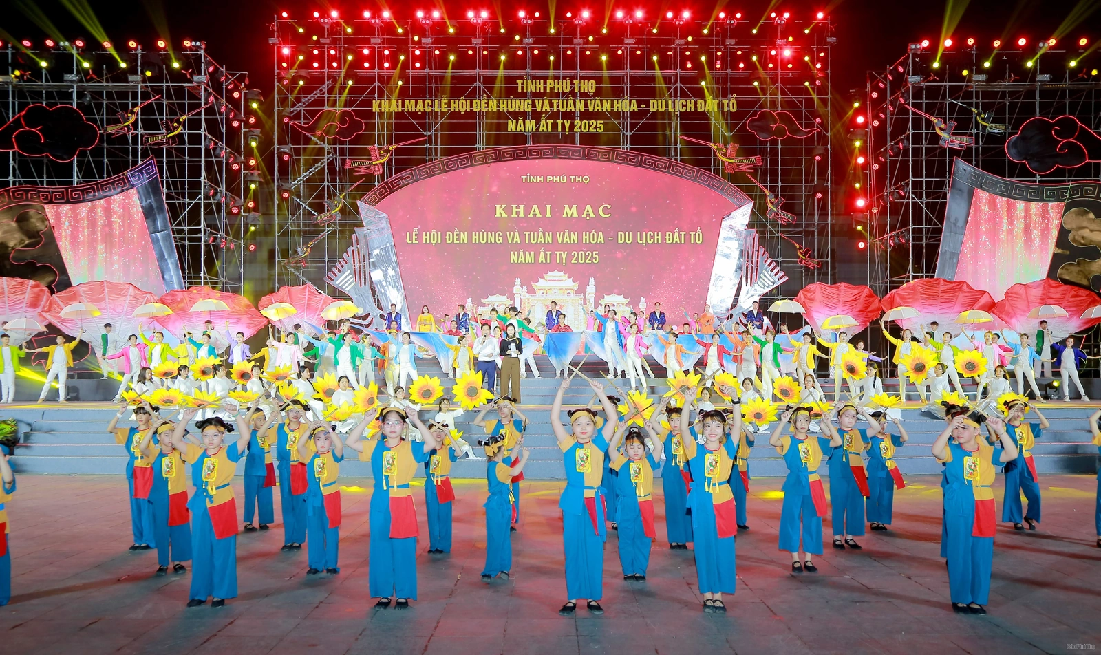 Tổng duyệt chương trình nghệ thuật khai mạc Lễ hội Đền Hùng và Tuần Văn hóa - Du lịch Đất Tổ năm Ất Tỵ 2025