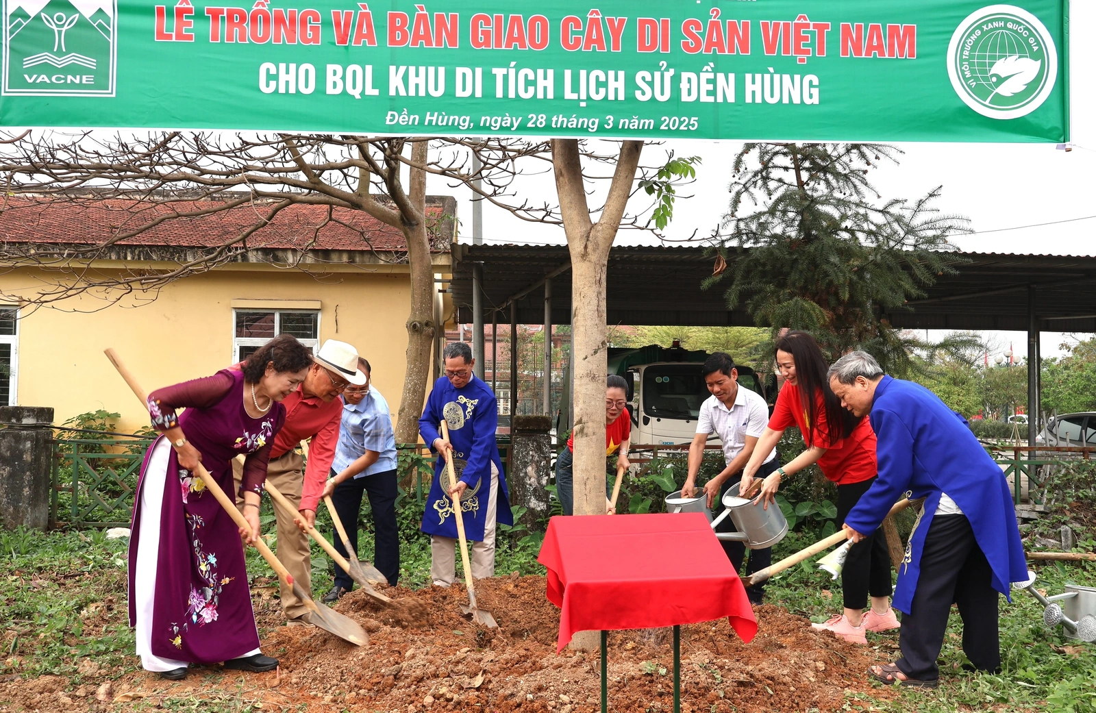 Trồng cây thuộc Dự án “Vườn ươm Quốc gia Đền Hùng”