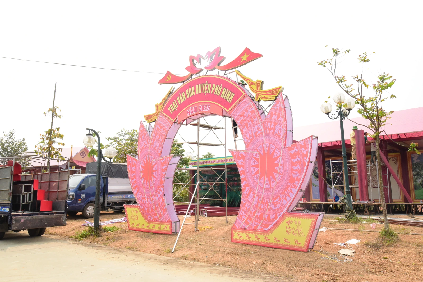 Lắp đặt trại văn hóa dịp Giỗ Tổ Hùng Vương năm 2025