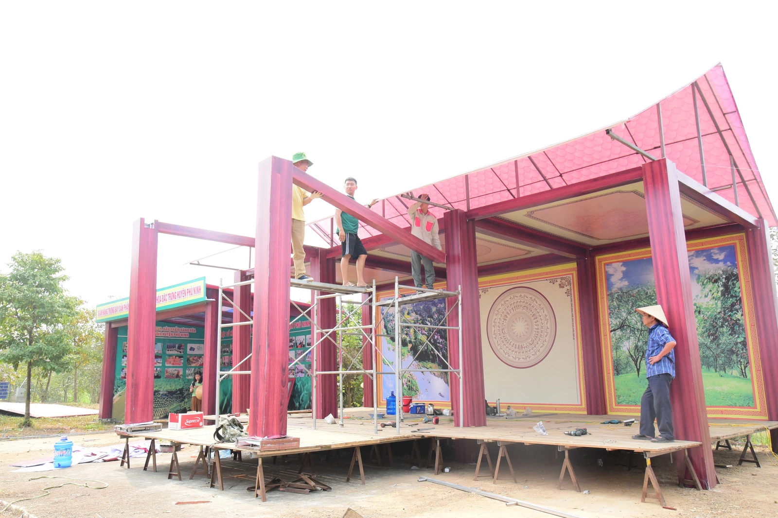 Lắp đặt trại văn hóa dịp Giỗ Tổ Hùng Vương năm 2025