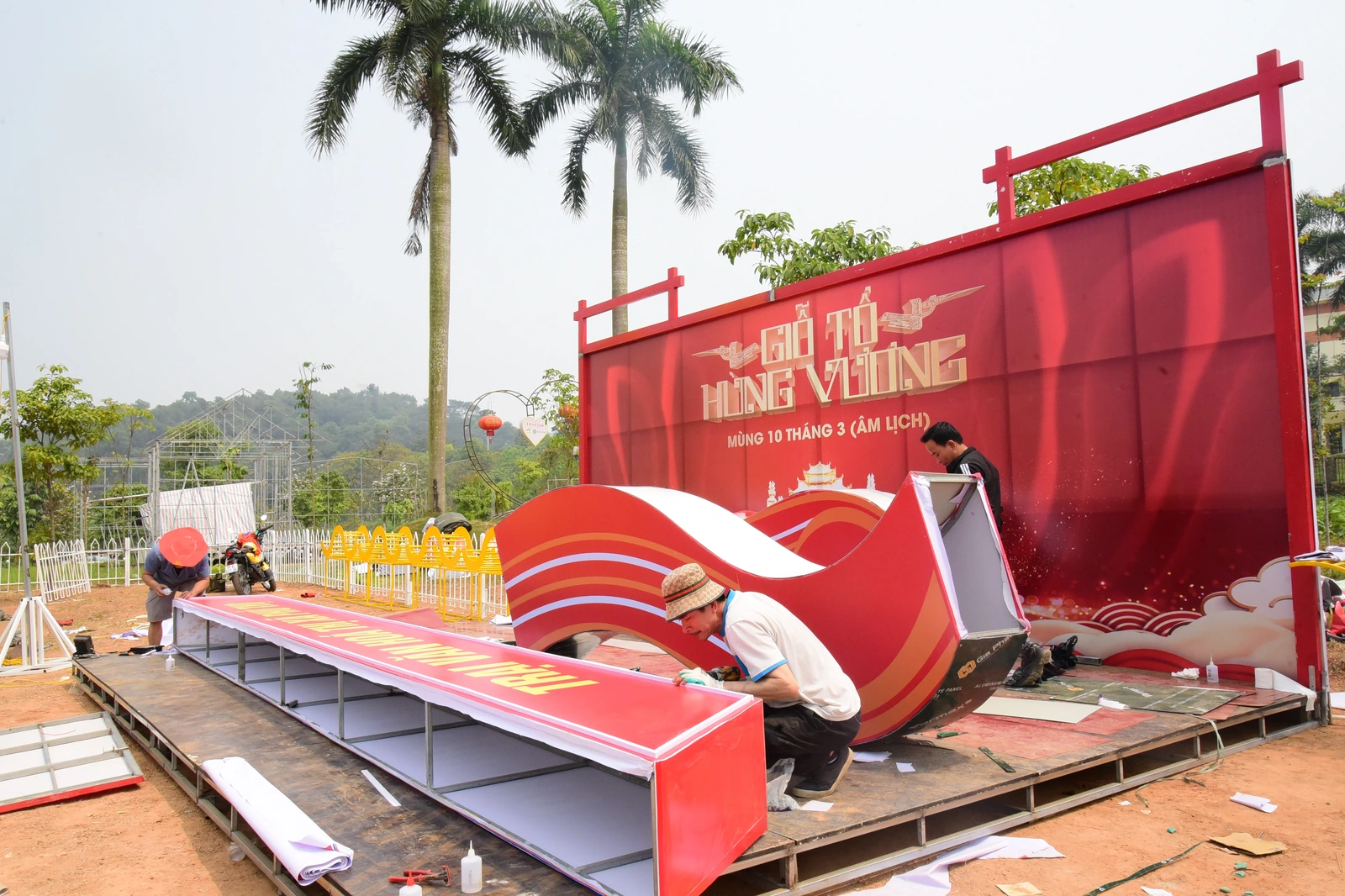Lắp đặt trại văn hóa dịp Giỗ Tổ Hùng Vương năm 2025