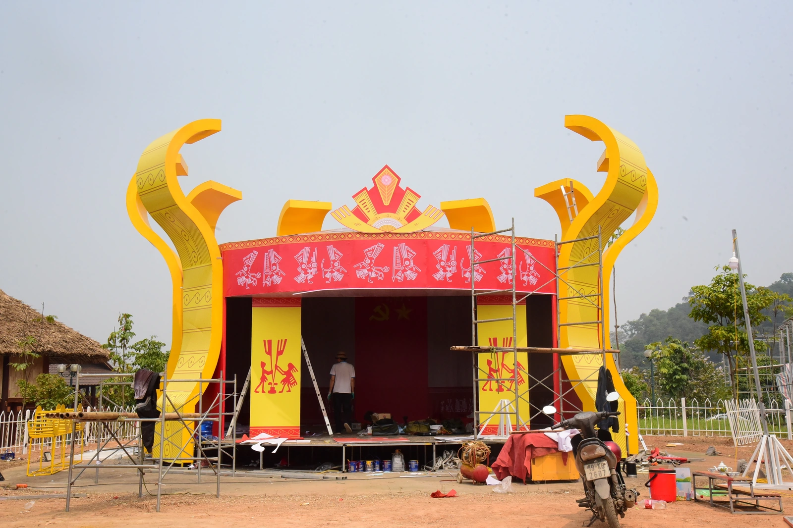 Lắp đặt trại văn hóa dịp Giỗ Tổ Hùng Vương năm 2025